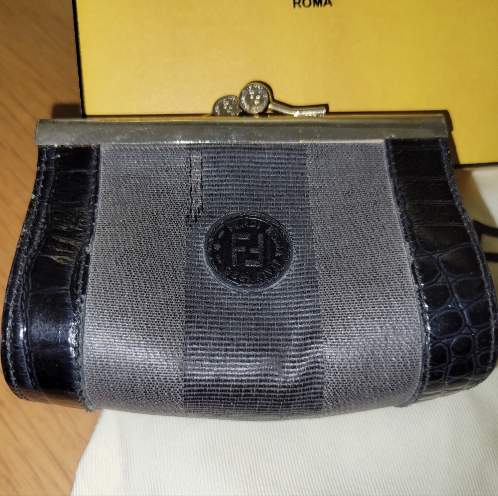FENDI Vintage Kisslock Mini Coin Purse in Black - Picture 2 of 11